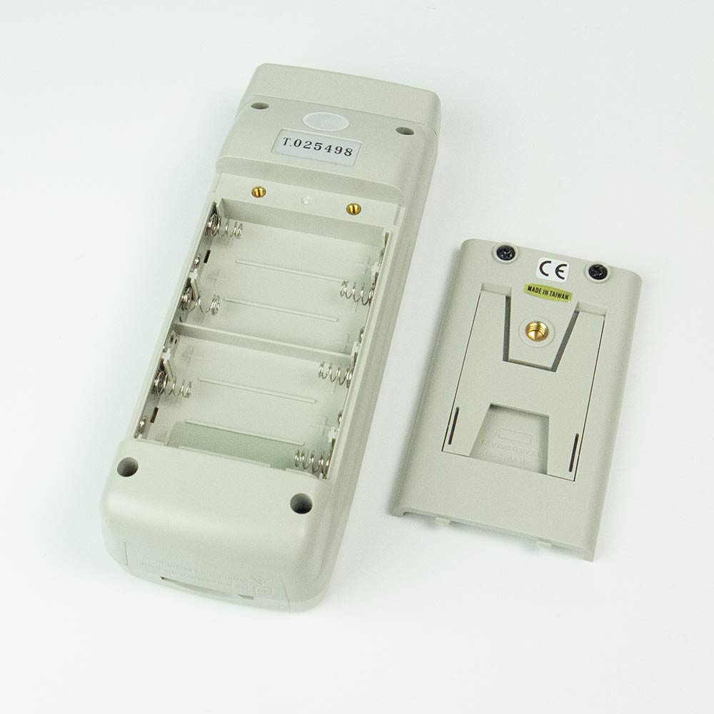 ด้านหลังสำหรับใส่แบตเตอรี่ขนาด AA × 6