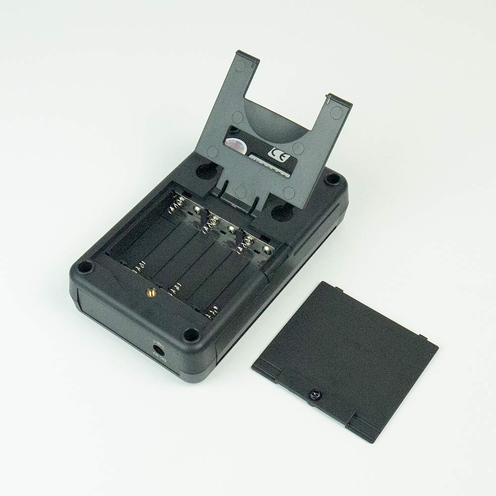 ด้านหลังมีขาตั้งและรูสำหรับแขวนผนัง รวมถึงช่องใส่แบตเตอรี่ขนาด AAA x6