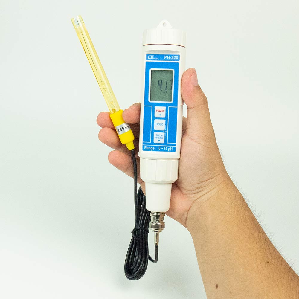 ตัวเครื่อง pH-220 มีขนาดกะทัดรัด น้ำหนักเบา พกพาสะดวก