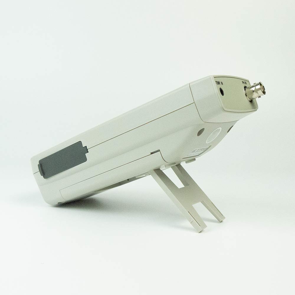 ตัวเครื่องมีขาตั้งด้านหลัง