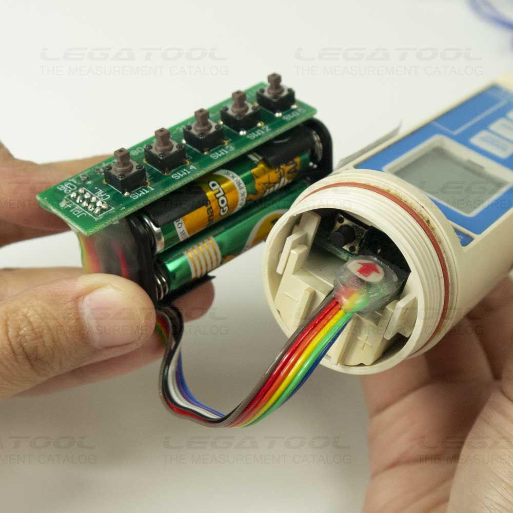 ฝั่งเดียวกับช่องใส่แบตเตอรี่ของเครื่องวัดอุณหภูมิ